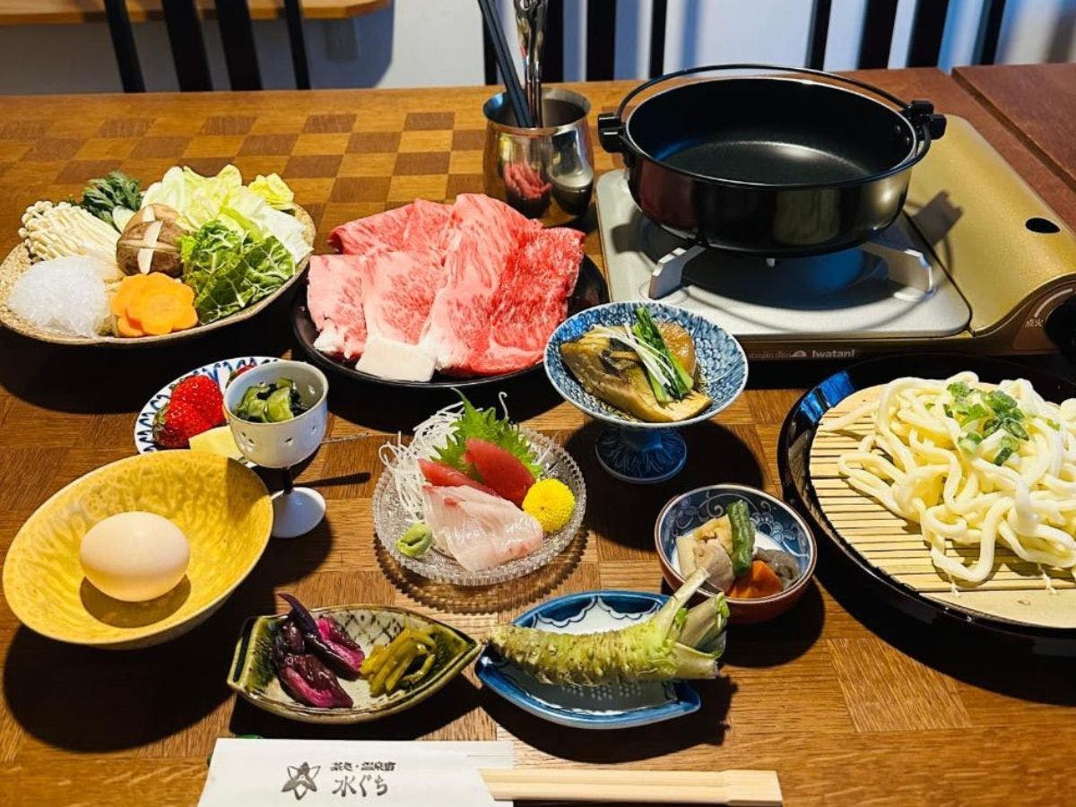 ชุดอาหารอิซุเนื้อวัวสุกี้ยากี้และชาบูชาบู