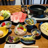 ชุดอาหารอิซุเนื้อวัวสุกี้ยากี้และชาบูชาบู