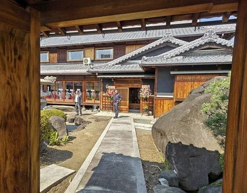 正面玄関入口２