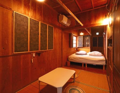 【秘密の裏座】：ベッド