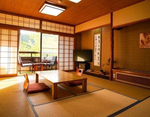 少しだけ広めのお部屋です。