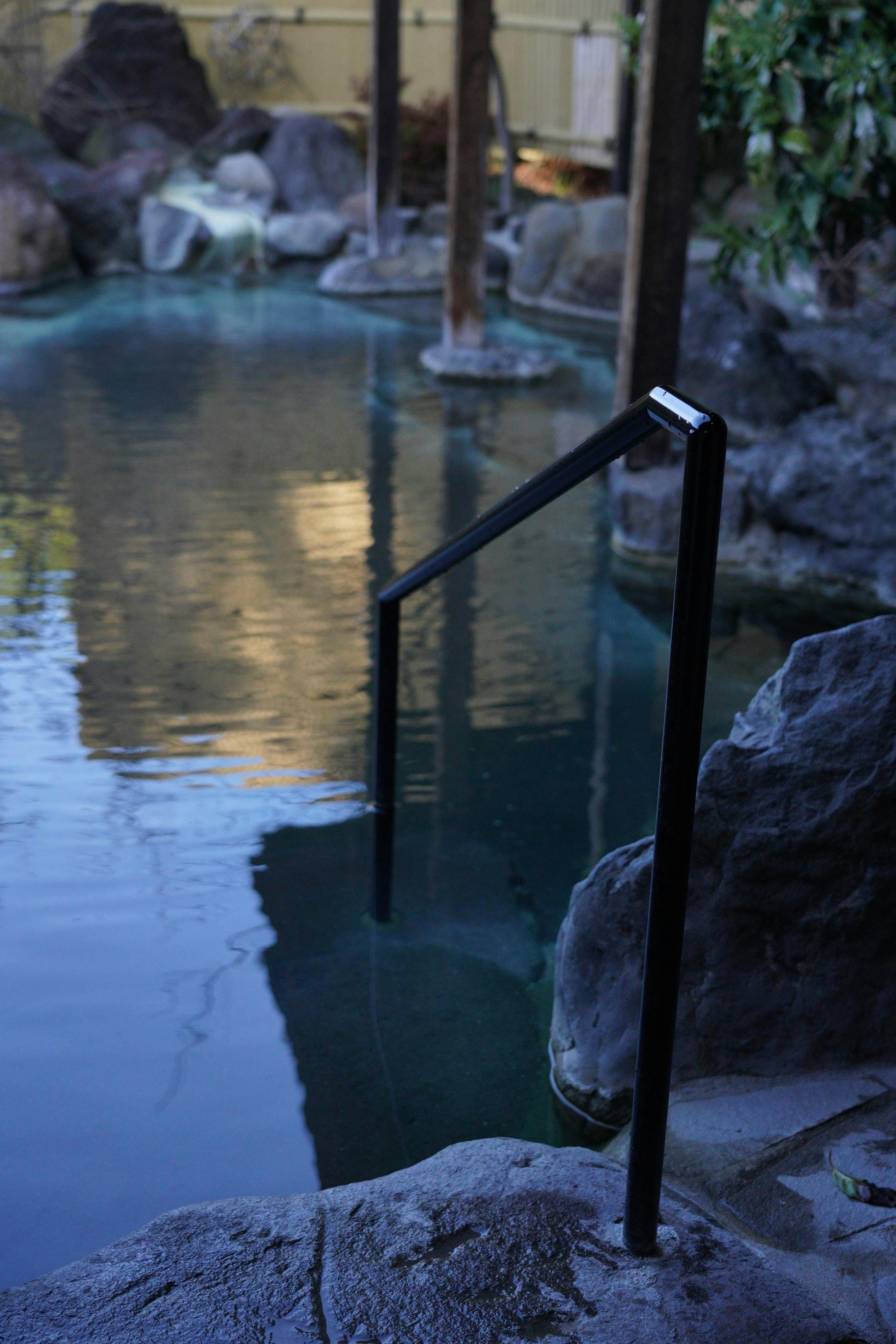 Pegangan di Pemandian Air Panas Terbuka