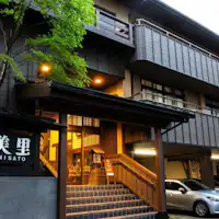 Kami berada tepat di depan Igozaka, pusat kota mata air panas Kurokawa.