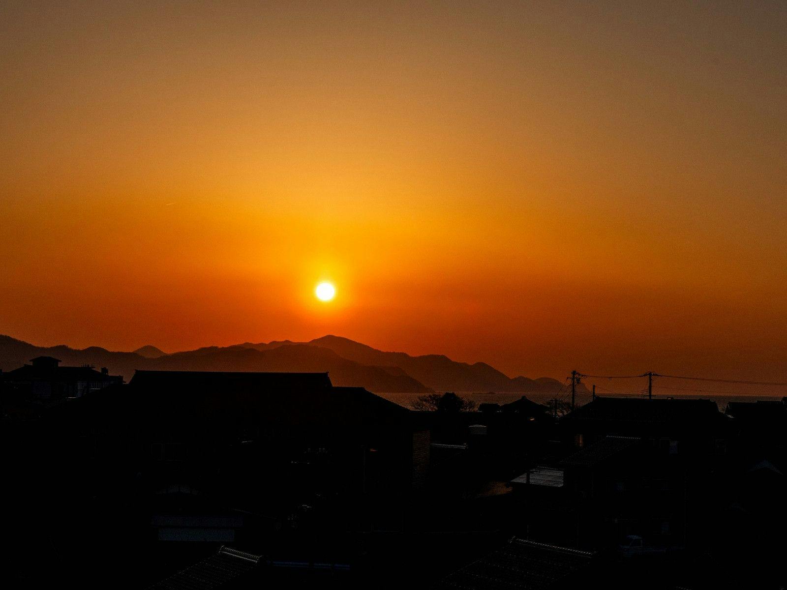 Matahari terbenam yang indah