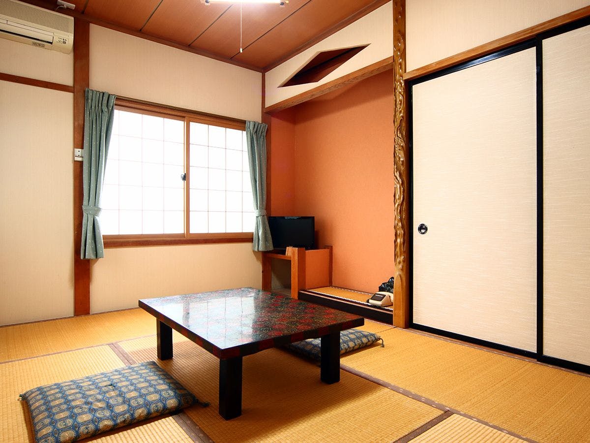 ห้องพักแบบญี่ปุ่น 6 เสื่อ ทาทามิ สำหรับ 1-2 ท่าน ไม่มีห้องน้ำและอ่างอาบน้ำ