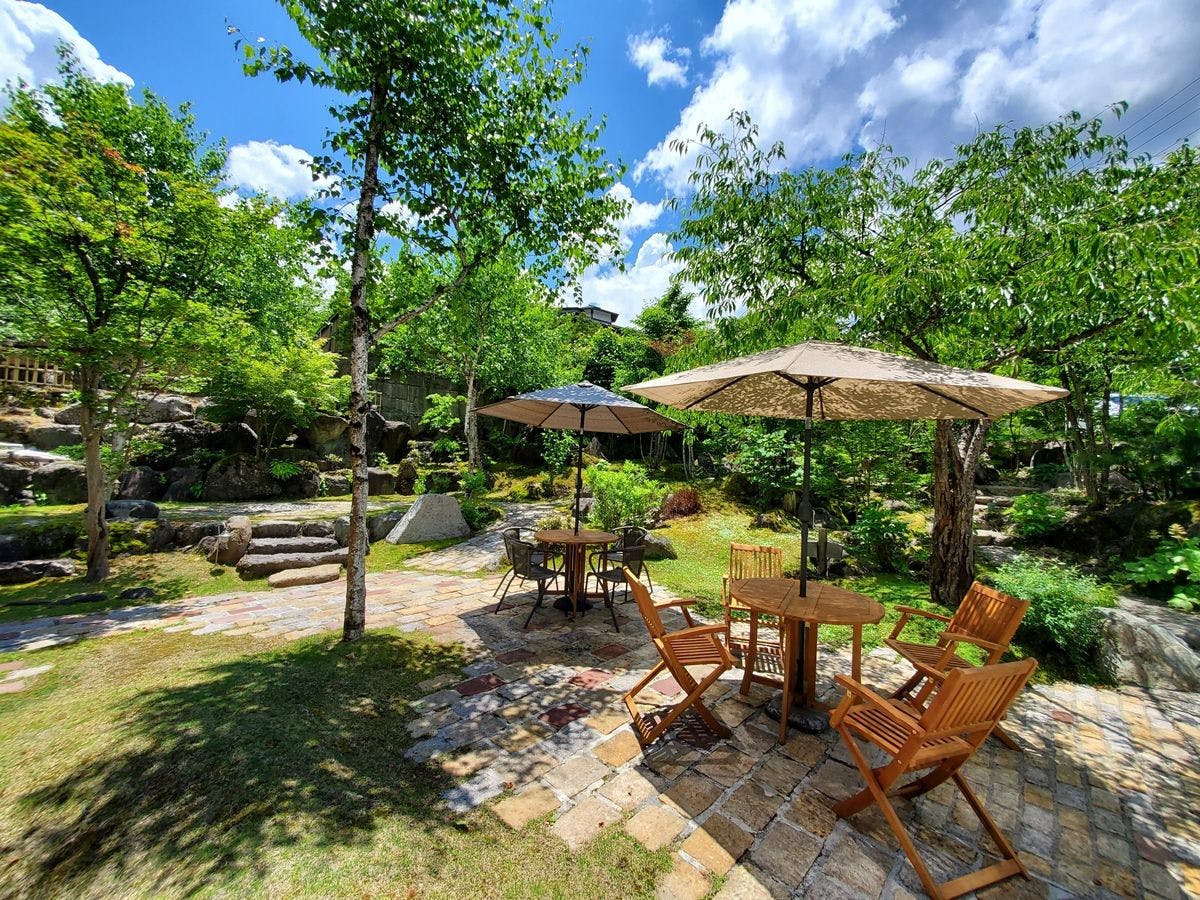 เพลิดเพลินกับช่วงเวลาแห่งการผ่อนคลายในสวนที่มีสายลมอ่อนๆ