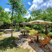 เพลิดเพลินกับช่วงเวลาแห่งการผ่อนคลายในสวนที่มีสายลมอ่อนๆ