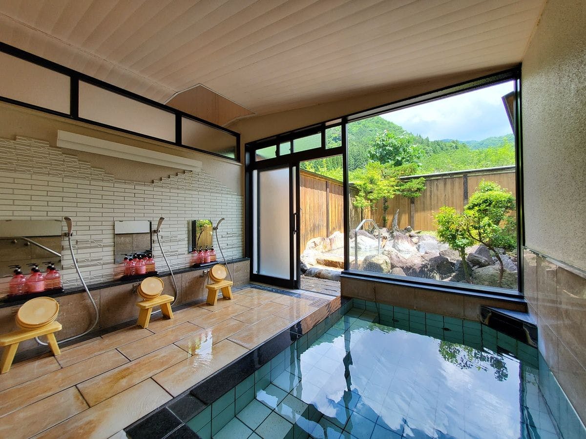 ห้องอาบน้ำในร่มสำหรับผู้ชาย