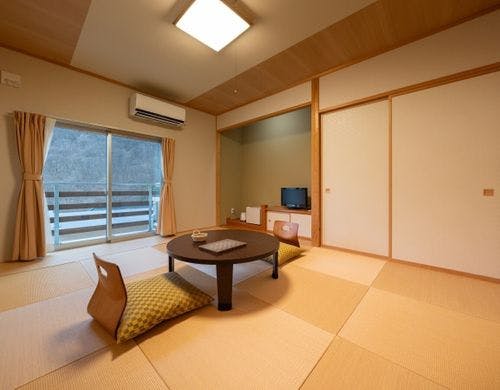 【和室】寝転がって両手・両足を伸ばす