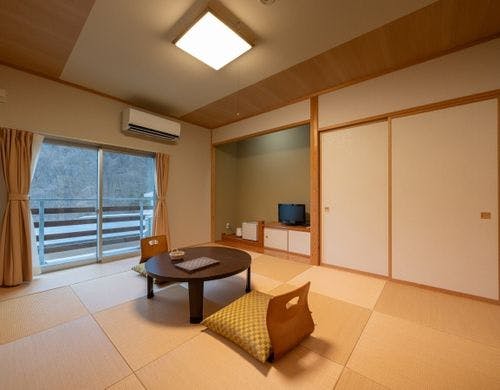 【和室】寝転がって両手・両足を伸ばす