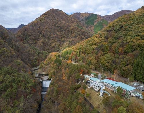 【外観】秋景色に溶け込む宿
