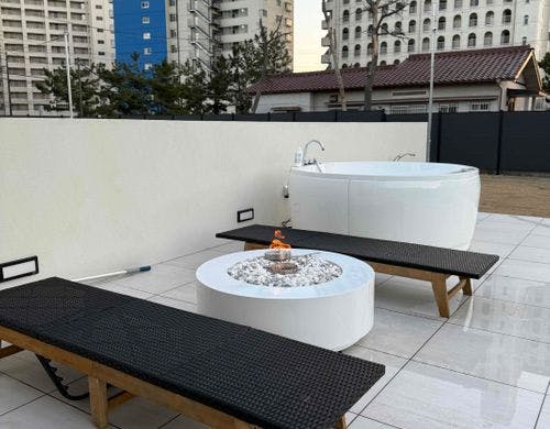 プールサイドで、スマート暖炉です。