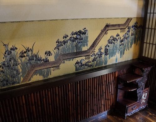 囲炉裏がある部屋の装飾品