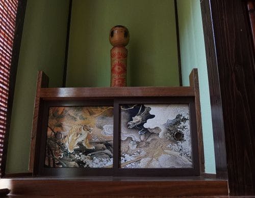 囲炉裏がある部屋の装飾品