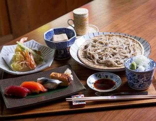 小学生のお子様のご夕食の一例（白樺）