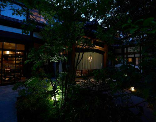 夕暮れの正面玄関風景