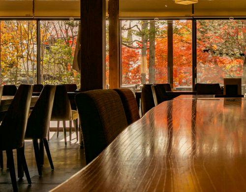 館内から眺める紅葉