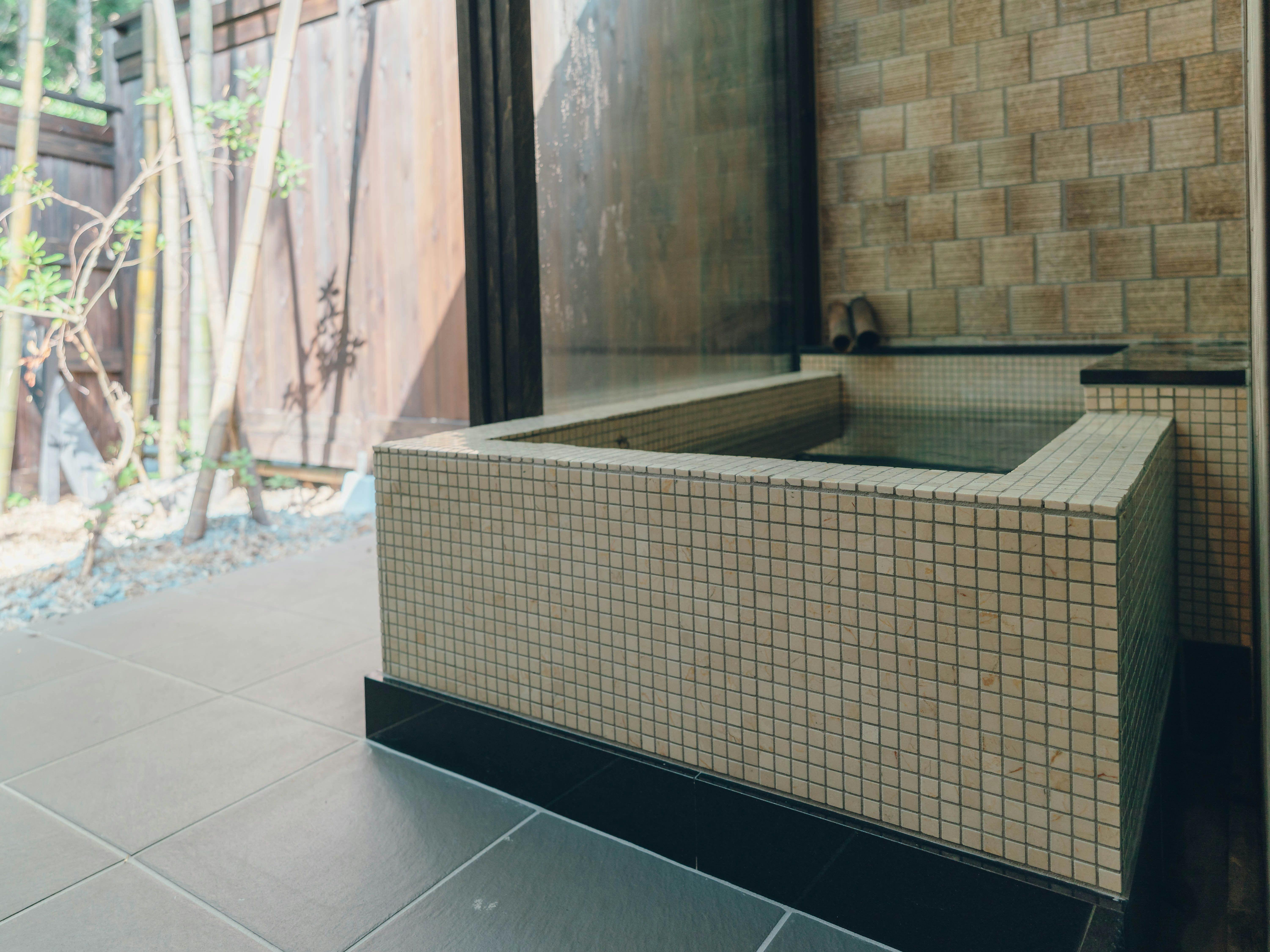 ห้องพักสไตล์ญี่ปุ่นแบบดีลักซ์พร้อมอ่างอาบน้ำกึ่งกลางแจ้ง (เตียงคู่)