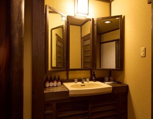 離れを除く客室には、三面鏡をご用意