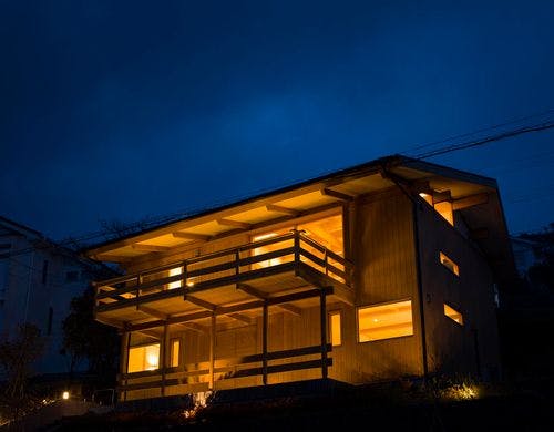 春月夜間外観写真