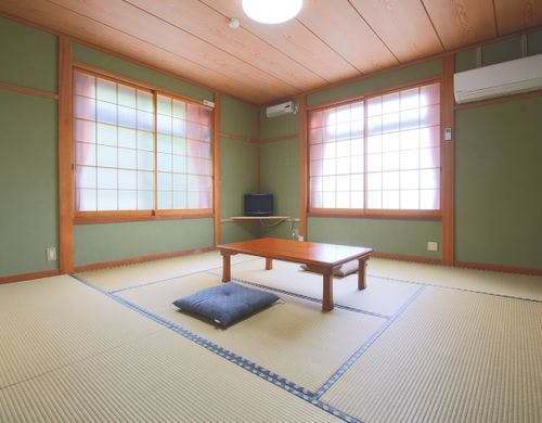 ゆったりした8畳和室でおくつろぎください