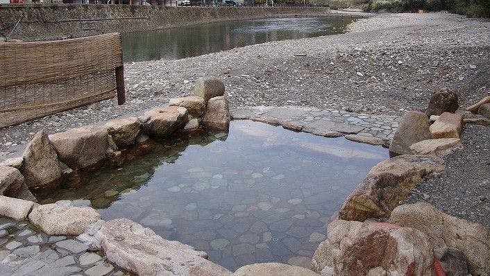 ออนเซ็นกลางแจ้ง "ยาคุชิ โนะ ยู"