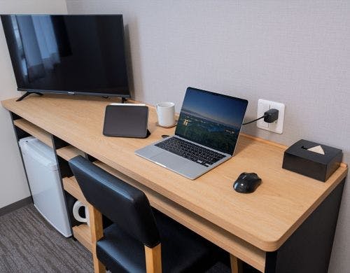 出張時のPC作業にも便利な客室デスク