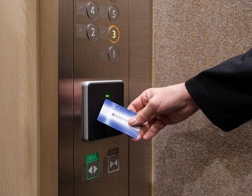 エレベーターはカードキー認証でセキュリテ