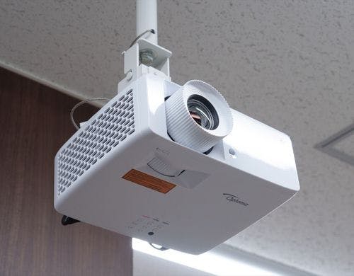 会議室にはプロジェクターやホワイトボード