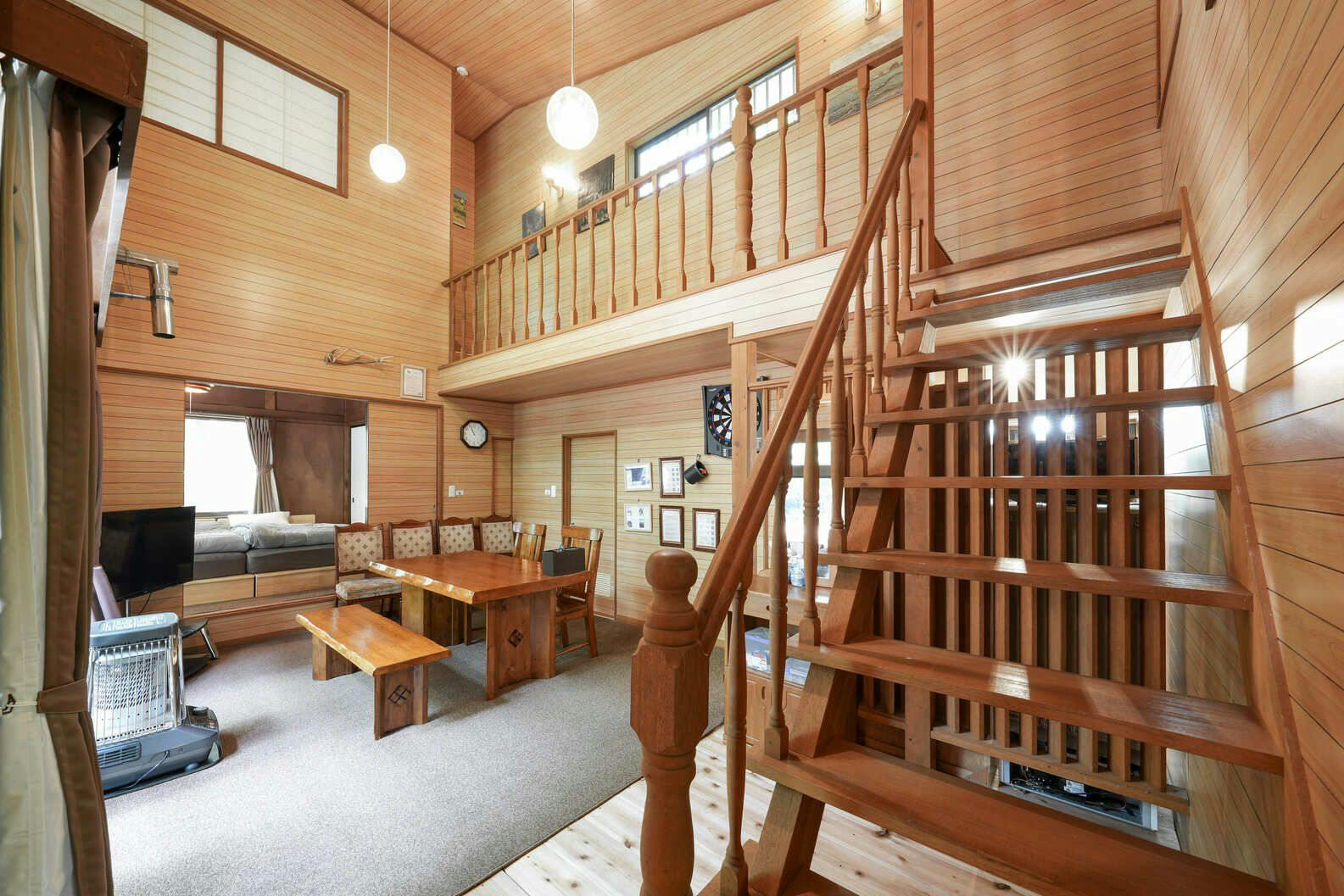 Ruang tamu dengan langit-langit tinggi dan luas