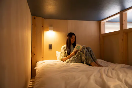 침대에서 휴식을 취하세요