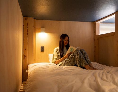 ベッドでくつろぐ