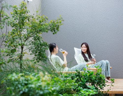 テラスでくつろぐ