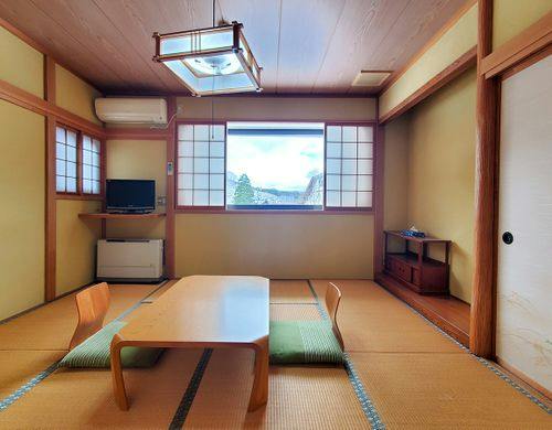 #和室　窓からは裏磐梯の自然風景