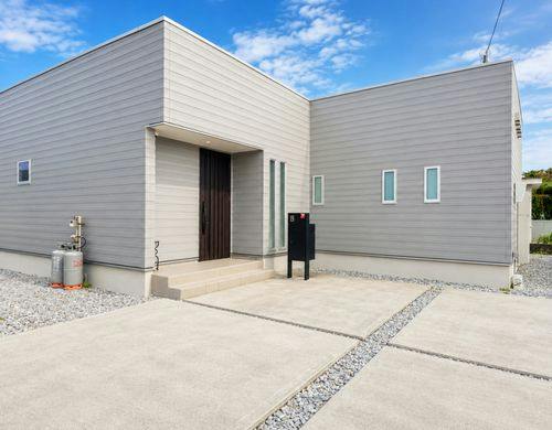 モダンな外観が印象的な一棟貸しヴィラ