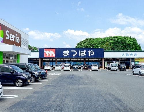・スーパーや100円ショップまで徒歩約8分