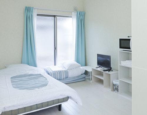 ・白を基調としたシンプルなワンルーム