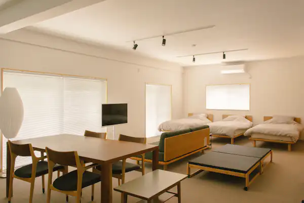 Từ 3 khách trở lên sẽ bổ sung giường phụ và giường sofa.