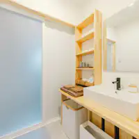 Phía trước phòng tắm vòi sen có khu vực rửa mặt rộng rãi.