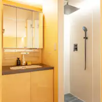 Bồn rửa mặt và vòi sen