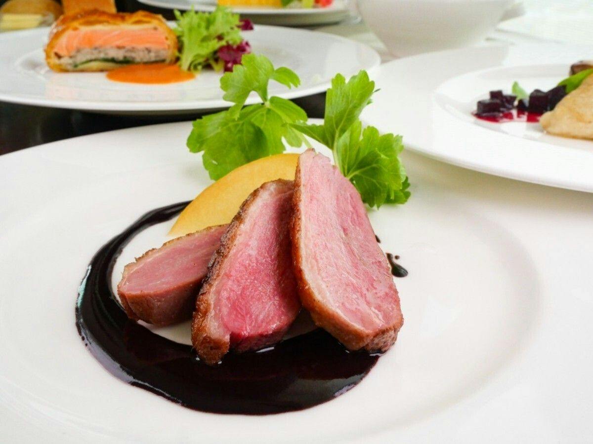 【スカイレストラン「Hareus」】記念日に最適！　北海道を味わうディナーコース／夕朝食付