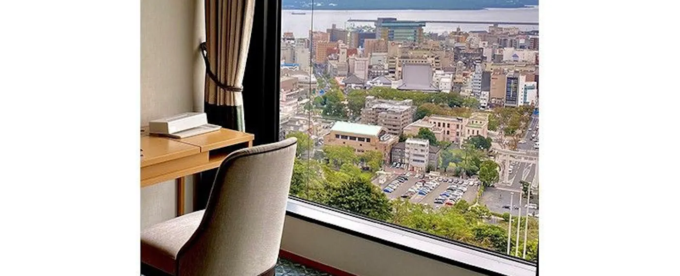 SHIROYAMA HOTEL kagoshima:桜島と市街を望む客室