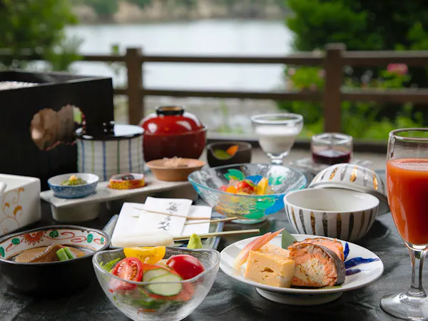 【一泊朝食付】(夕食なし)海を眺めながら味わう手づくりの味。炭火香る「笹蒲鉾」も人気。