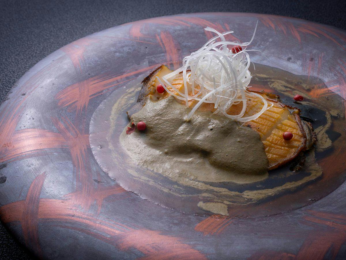 【松島旬の贅】＜鮑ステーキ＞苦味が旨さを惹きたてる「特製肝ソース」は地酒とも相性抜群。