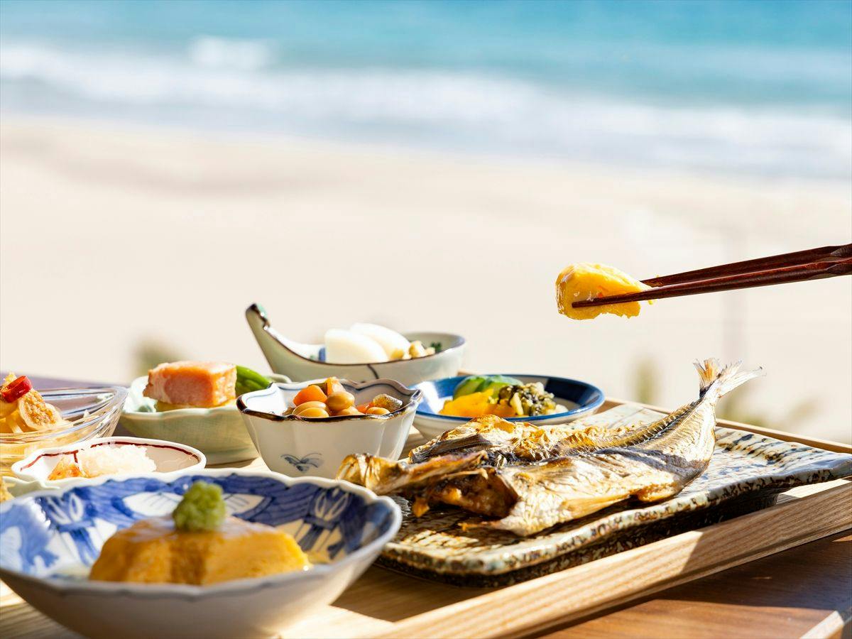 【一泊朝食付】 波音に包まれて迎える、海辺の静かな朝と優しい和の朝餉。