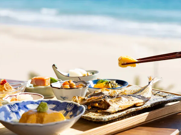 【一泊朝食付】 波音に包まれて迎える、海辺の静かな朝と優しい和の朝餉。