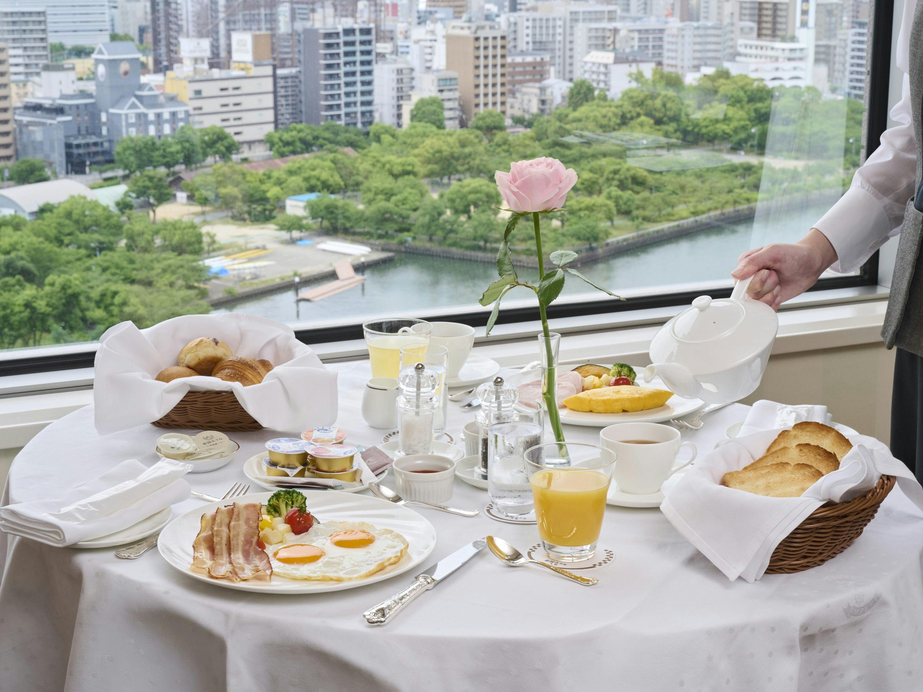 お部屋に届く贅沢朝食＆14時までゆったりステイ【レイトアウト＆ルームサービス朝食付】