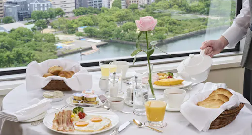 お部屋に届く贅沢朝食&14時までゆったりステイ【レイトアウト&ルームサービス朝食付】