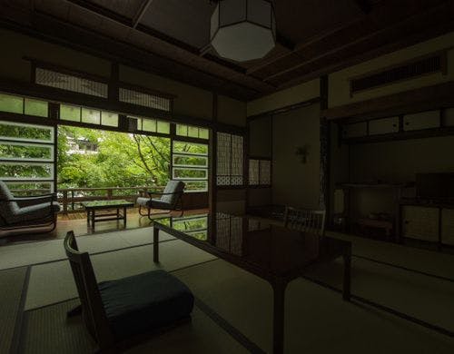 茜