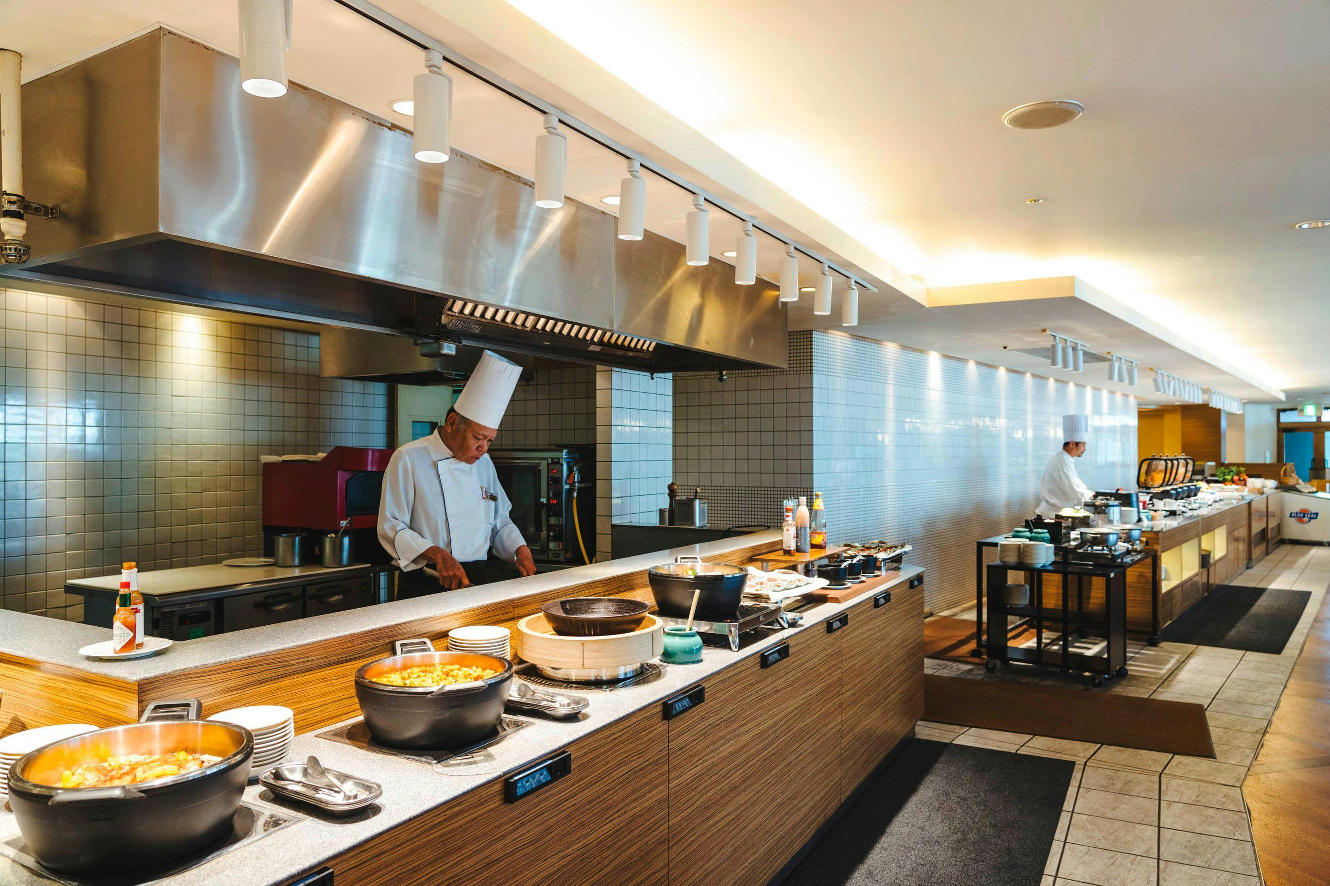 【期間限定/2食付】〇19時スタート ディナービュッフェを満喫～天然温泉＆プール利用付/朝・夕食付